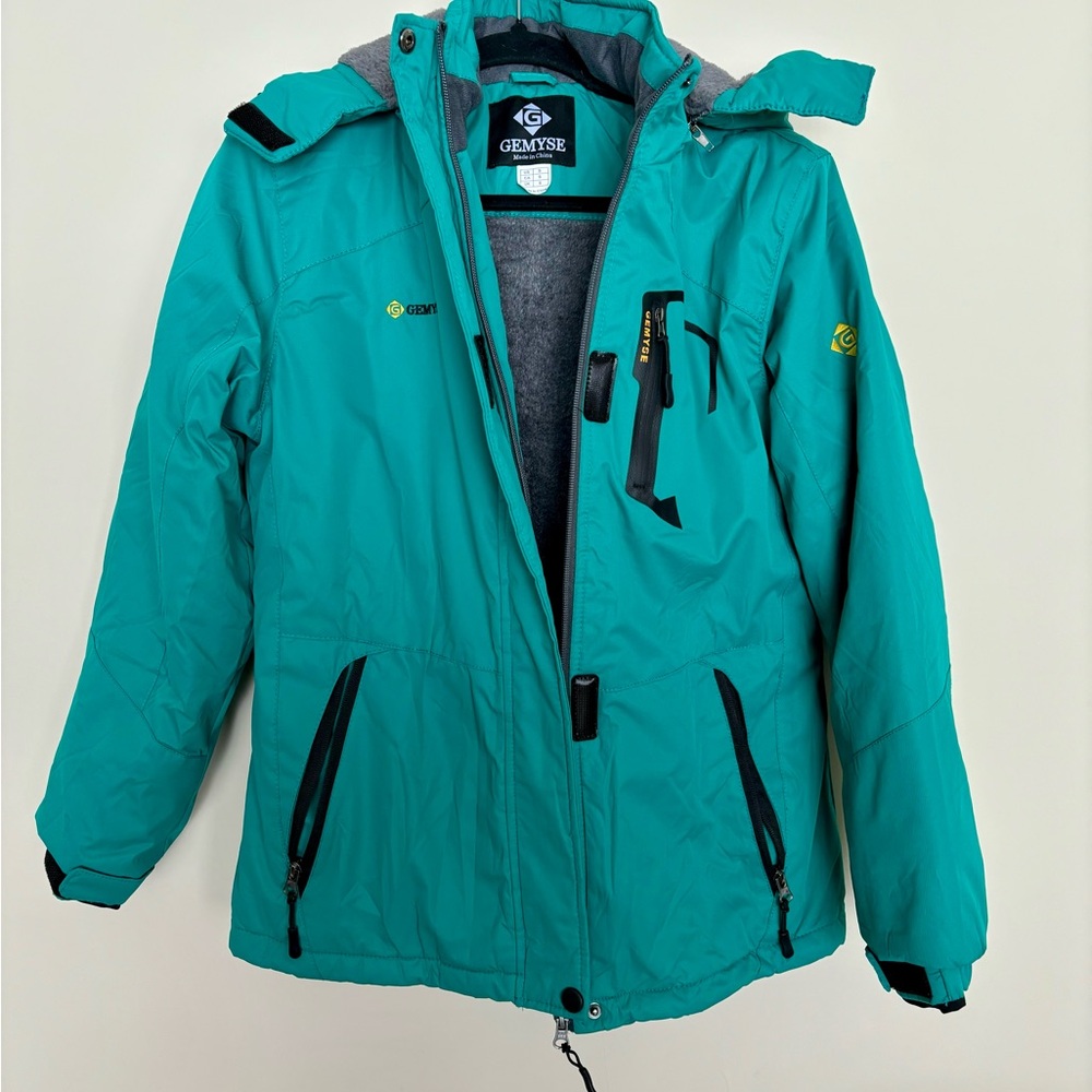 Vibrant Blue Ski Jacket with Hood and Water Resistant Fabric